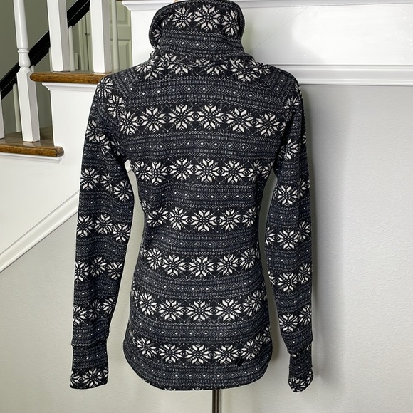 Obermeyer Brandi Long Sleeve Fleece Pullover Top in Black Snowflake - Picture 4 of 8